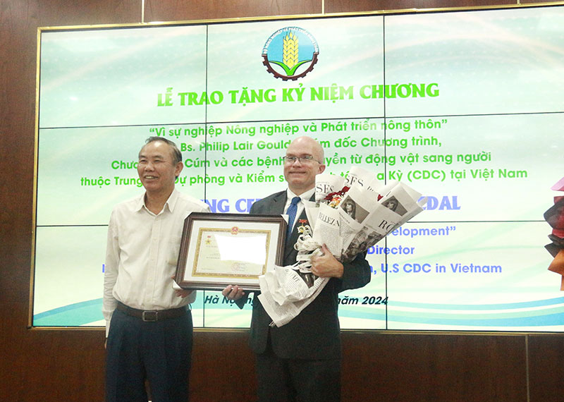 Lễ trao Kỷ niệm chương vì sự nghiệp nông nghiệp và phát triển nông thôn cho Tiến sĩ Philip Lair Gould